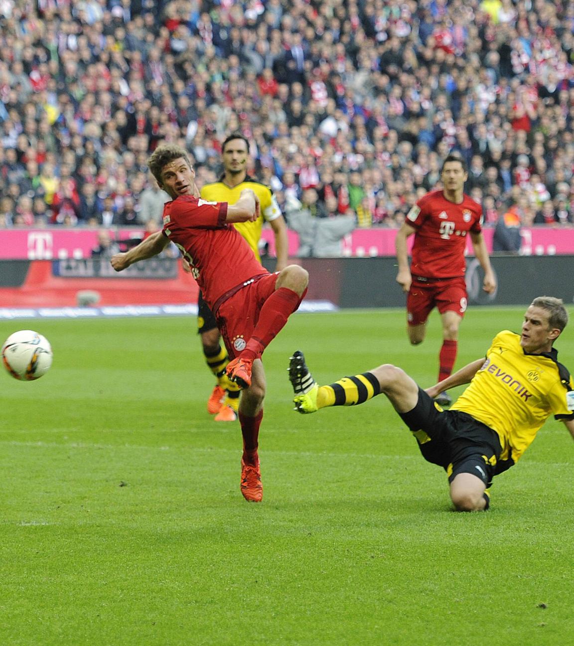 4. Oktober 2015: Thomas Müller erzielt gegen Dortmund das 1:0. Rechts Sven Bender, links Lukasz Piszczek (beide Borussia Dortmund).