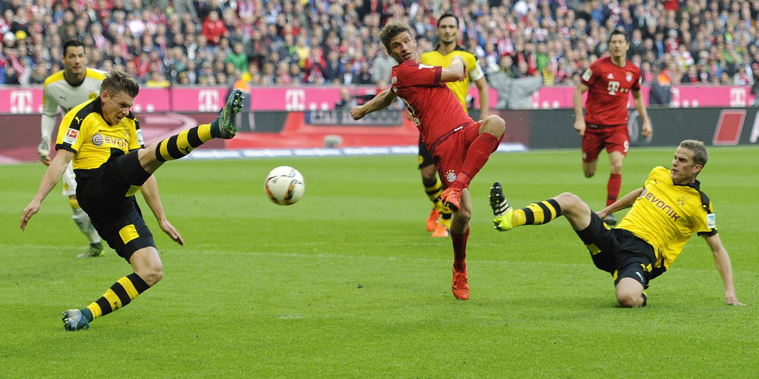 4. Oktober 2015: Thomas Müller erzielt gegen Dortmund das 1:0. Rechts Sven Bender, links Lukasz Piszczek (beide Borussia Dortmund).