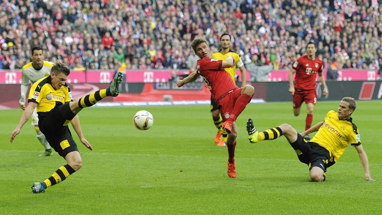 4. Oktober 2015: Thomas Müller erzielt gegen Dortmund das 1:0. Rechts Sven Bender, links Lukasz Piszczek (beide Borussia Dortmund).