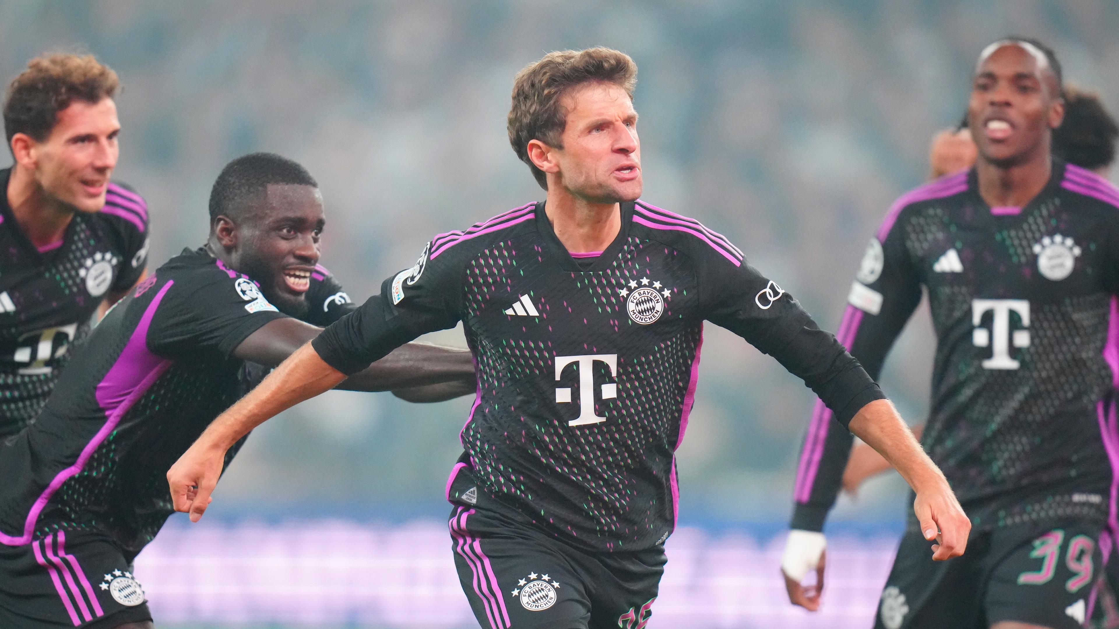 Leon Goretzka und Dayot Upamecano freuen sich mit Vorlagengeber Thomas Müller und Mathys Tel (von links) über Tels Siegtor im Champions-League-Spiel beim FC Kopenhagen.