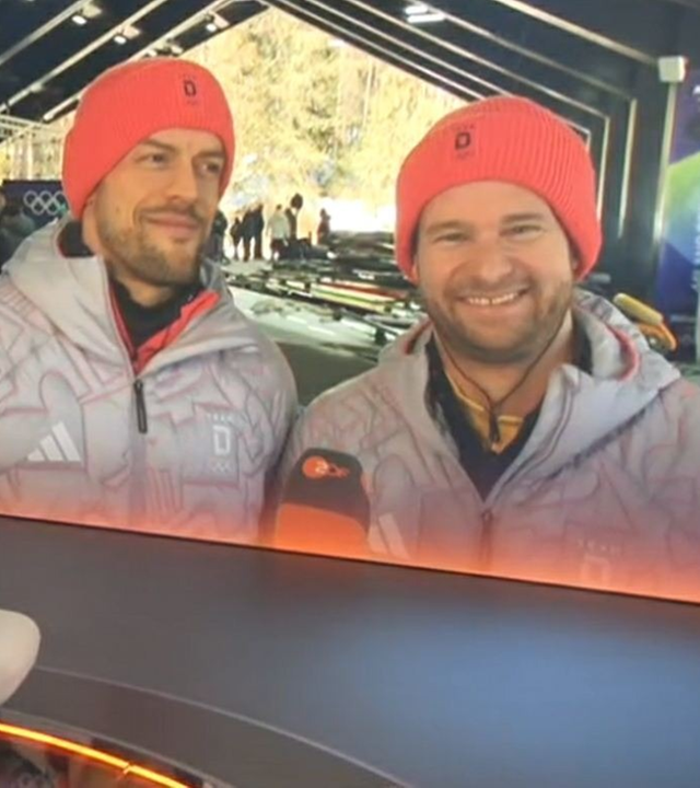 Die ZDF Fernsehmoderatorin Katrin Müller-Hohenstein interviewt per Fernschalte die deutschen Bobsportler Johannes Lochner und Georg Fleischhauer aus dem ZDF-Sportstudio