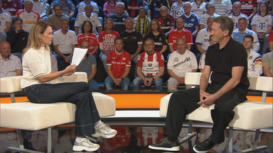 Die ZDF Moderatorin Katrin Müller-Hohenstein und Roger Schmidt zusammen im Gespräch im aktuellen Sportstudio