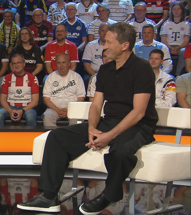 Die ZDF Moderatorin Katrin Müller-Hohenstein und Roger Schmidt zusammen im Gespräch im aktuellen Sportstudio