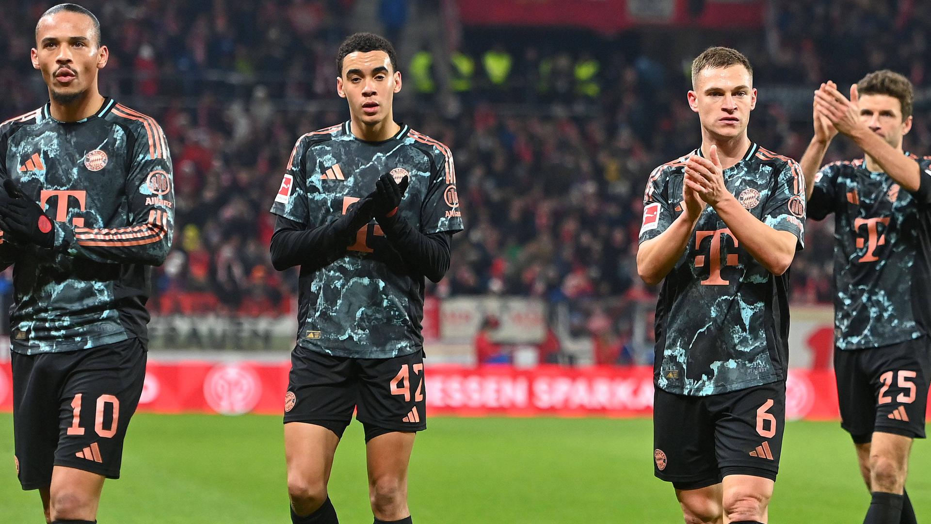 Leroy Sane, Jamal Musiala, Joshua Kimmich und Thomas Müller (von links) klatschen den Bayern-Fans zu nach der 1:2-Niederlage am 14.12.24 in Mainz.