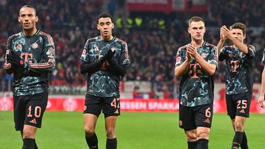 Leroy Sane, Jamal Musiala, Joshua Kimmich und Thomas Müller (von links) klatschen den Bayern-Fans zu nach der 1:2-Niederlage am 14.12.24 in Mainz.