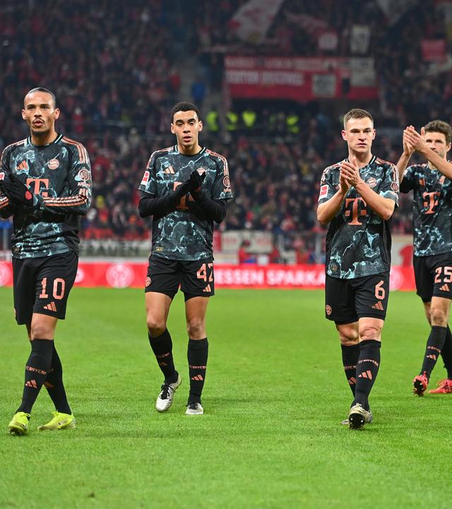 Leroy Sane, Jamal Musiala, Joshua Kimmich und Thomas Müller (von links) klatschen den Bayern-Fans zu nach der 1:2-Niederlage am 14.12.24 in Mainz.