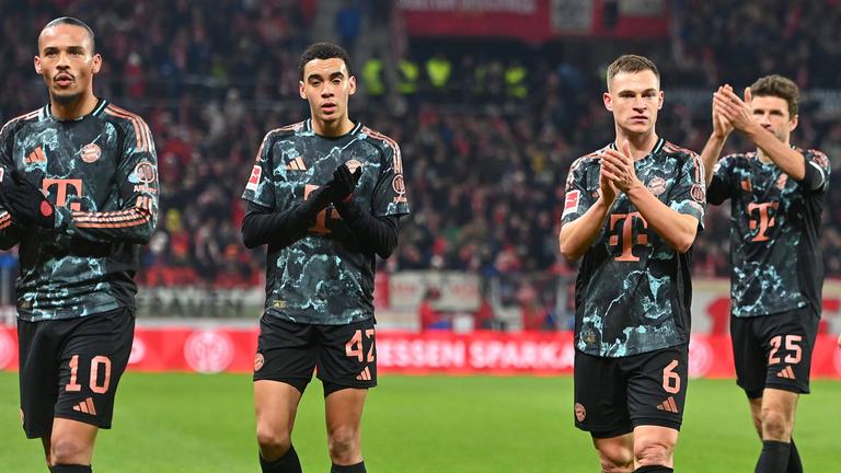 Leroy Sane, Jamal Musiala, Joshua Kimmich und Thomas Müller (von links) klatschen den Bayern-Fans zu nach der 1:2-Niederlage am 14.12.24 in Mainz.