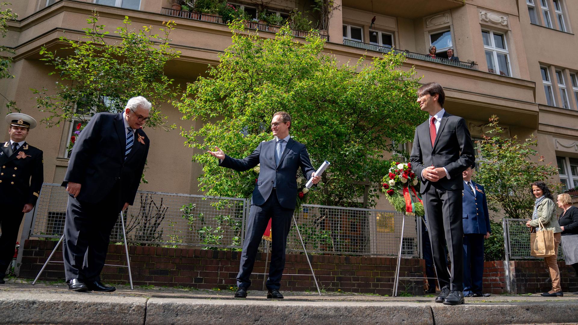 Archiv: Michael Müller (SPD, M), Regierender Bürgermeister von Berlin, Sergej Netschajew (l), Russlands Botschafter in Deutschland, und Denis Sidorenko (r), Belarus Botschafter in Deutschland