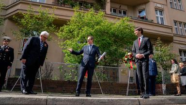 Archiv: Michael Müller (SPD, M), Regierender Bürgermeister von Berlin, Sergej Netschajew (l), Russlands Botschafter in Deutschland, und Denis Sidorenko (r), Belarus Botschafter in Deutschland