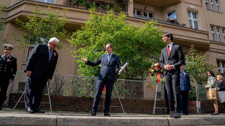 Archiv: Michael Müller (SPD, M), Regierender Bürgermeister von Berlin, Sergej Netschajew (l), Russlands Botschafter in Deutschland, und Denis Sidorenko (r), Belarus Botschafter in Deutschland
