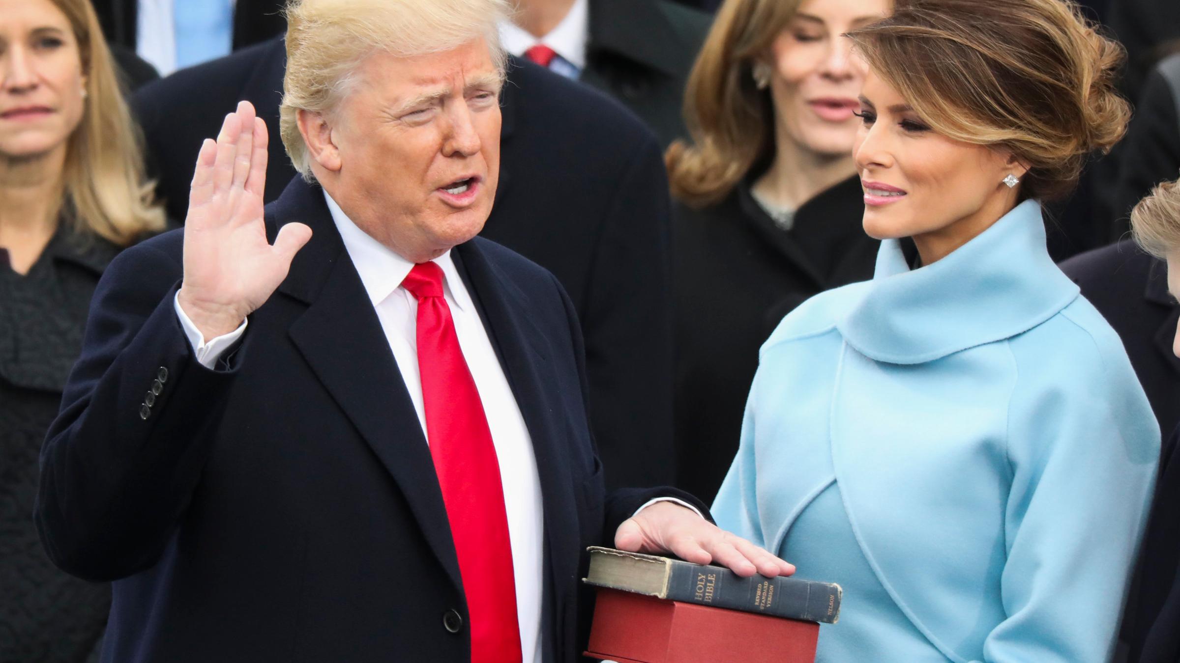 donald trump legt neben ehefrau melania, die die bibel in den haenden haelt, am 20.01.2017 in washington, den amtseid als 45. praesident der vereinigten staaten amerikas ab.