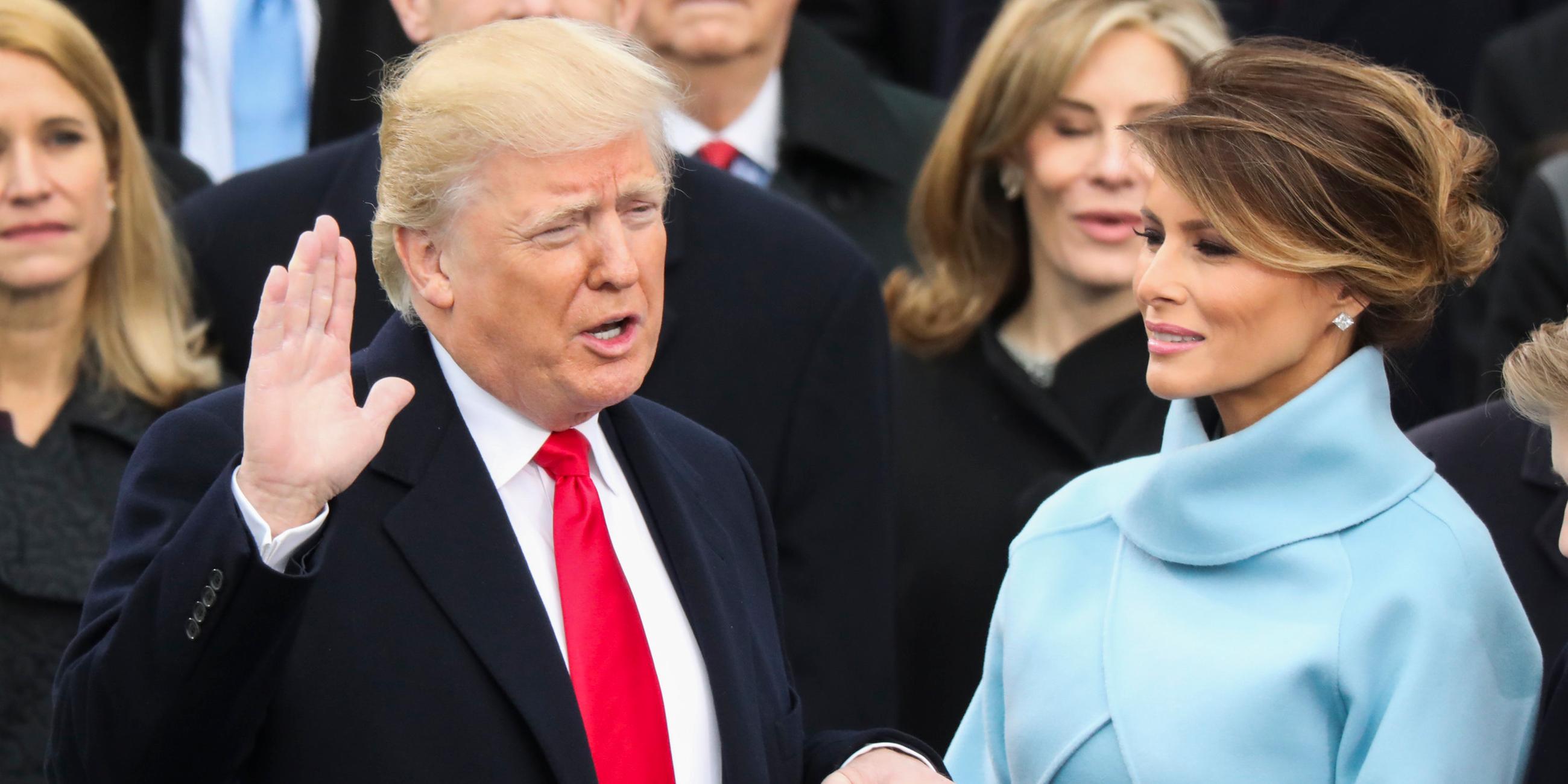 donald trump legt neben ehefrau melania, die die bibel in den haenden haelt, am 20.01.2017 in washington, den amtseid als 45. praesident der vereinigten staaten amerikas ab.