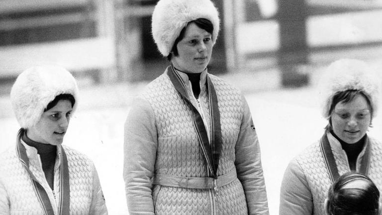 Die deutsche Rennrodlerin Anna-Maria Müller gewinnt vor Ute Rührold und Margit Schumann bei den Olympischen Winterspielen 1972 in Sapporo 