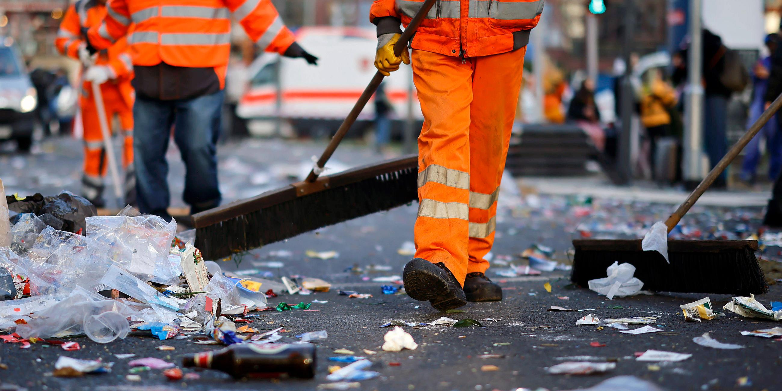 Müllmänner  beim Aufräumarbeiten nach dem Rosenmontagszug