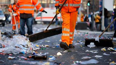 Müllmänner  beim Aufräumarbeiten nach dem Rosenmontagszug
