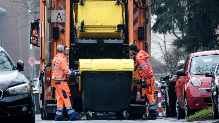 Müllmänner bei der Arbeit