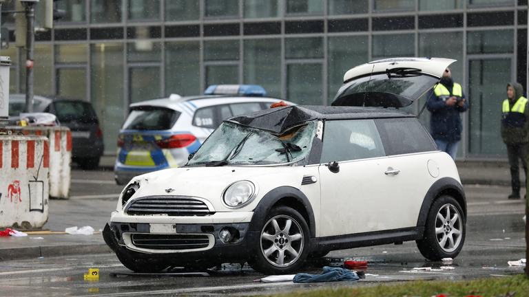 Auto fährt in Verdi-Demo in München - viele Verletzte