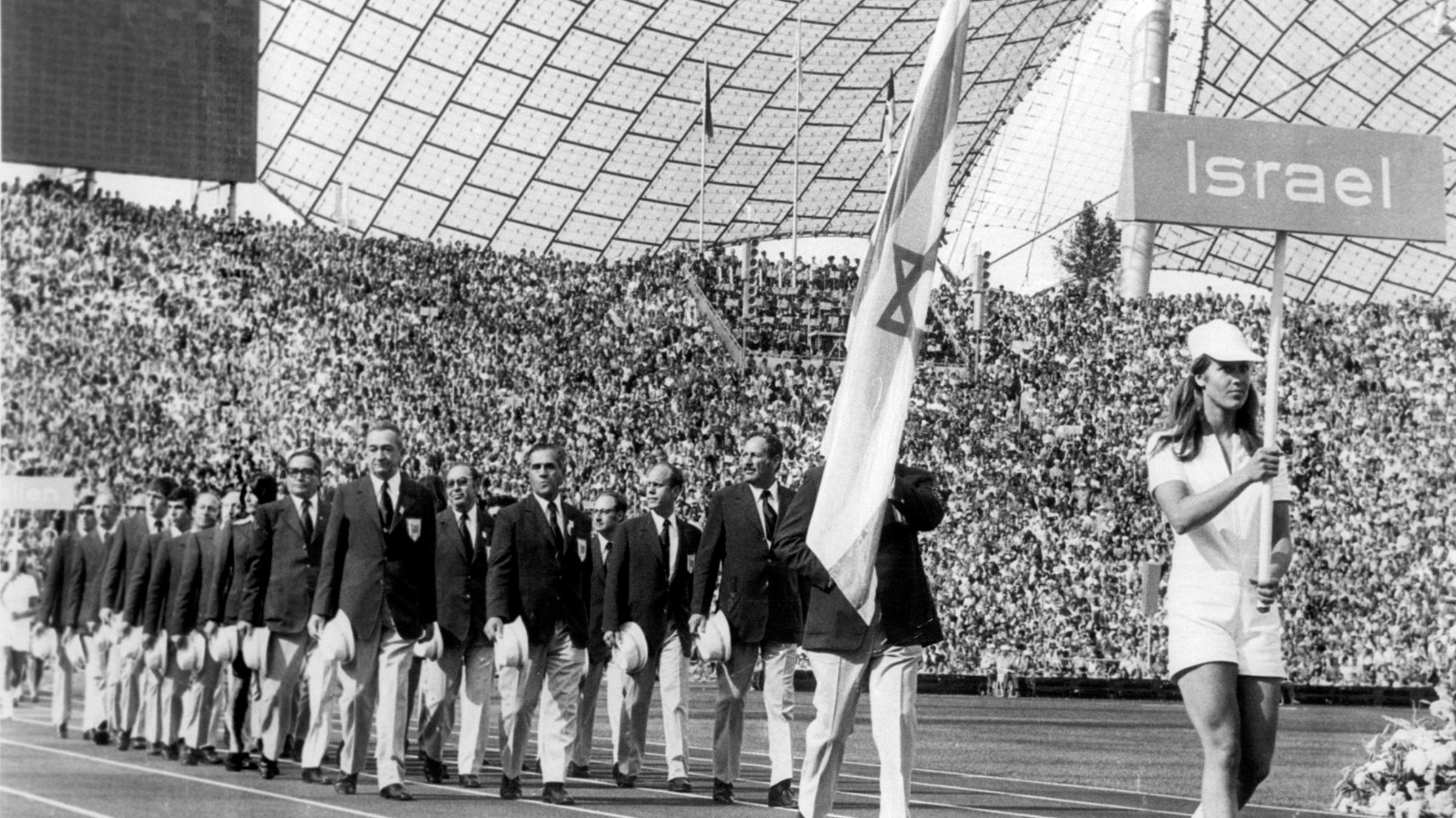 Israelische Olympiamannschaft nimmt an der Eröffnungsfeier der Olympischen Spiele in München teil.