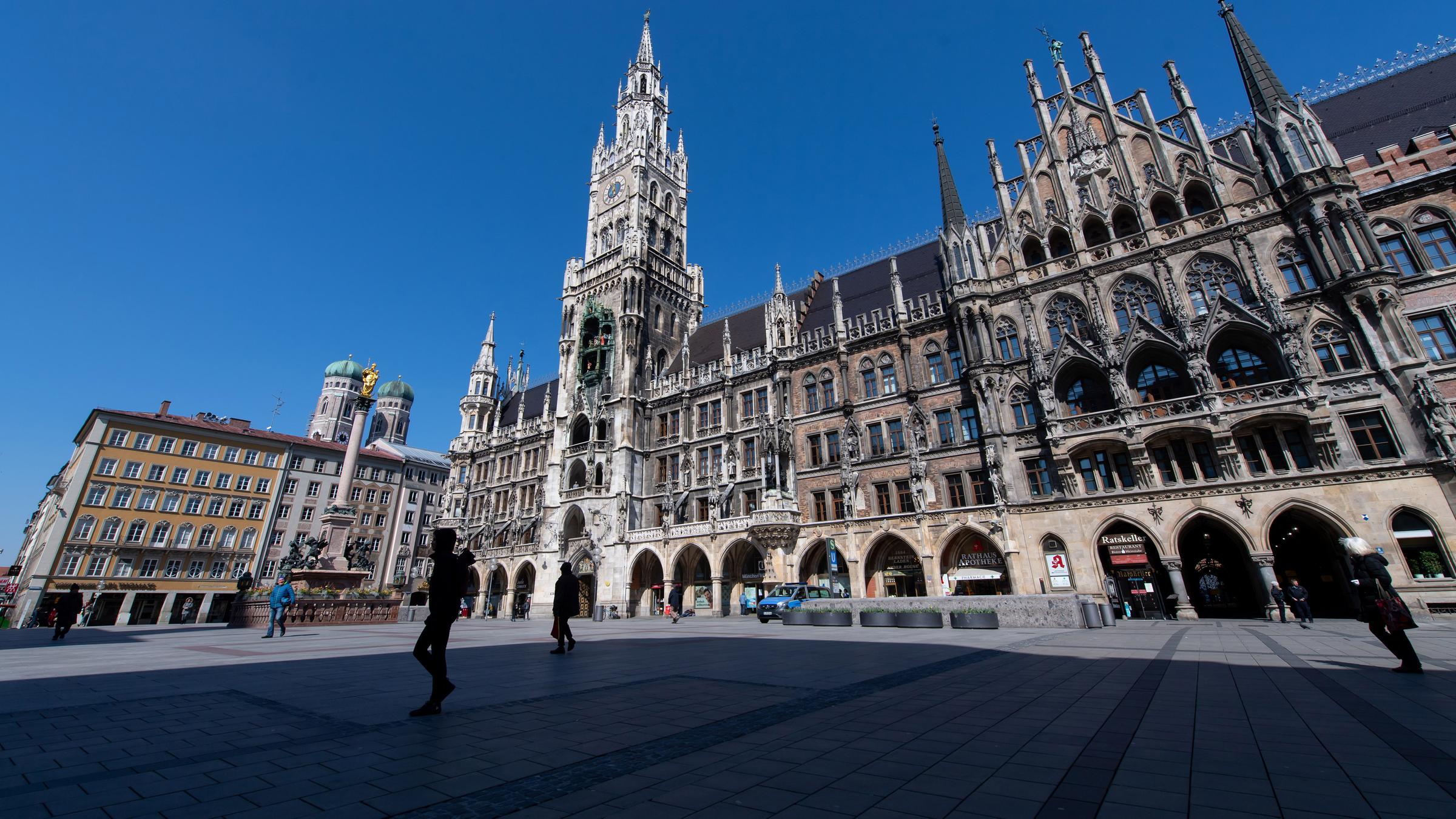 München - Wenige Passanen laufen über den Marienplatz