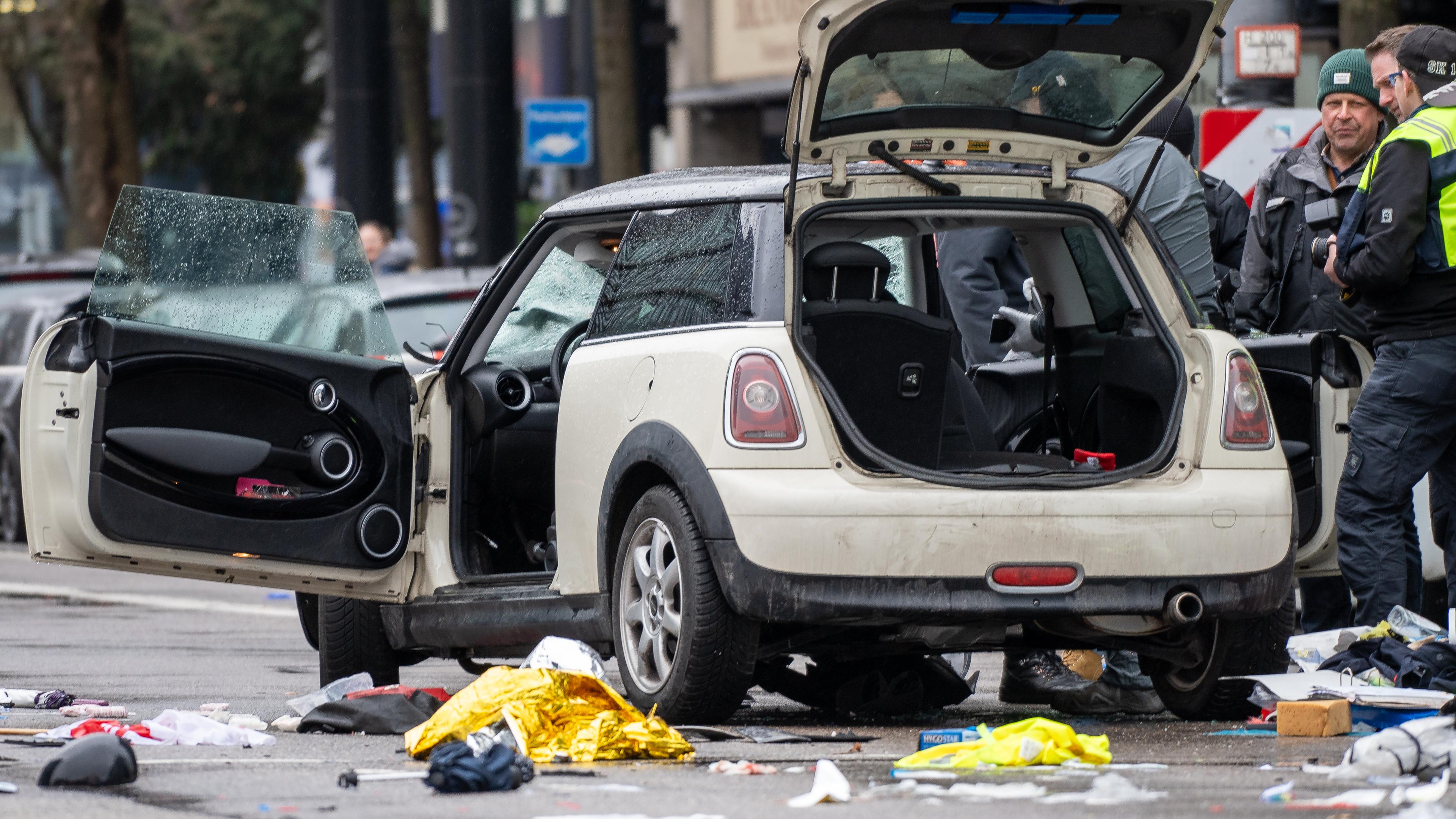 Auto fährt in Verdi-Demo in München - viele Verletzte
