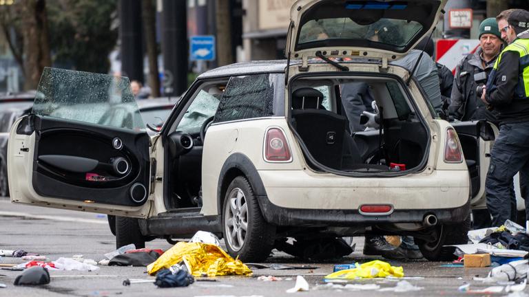 Auto fährt in Verdi-Demo in München - viele Verletzte