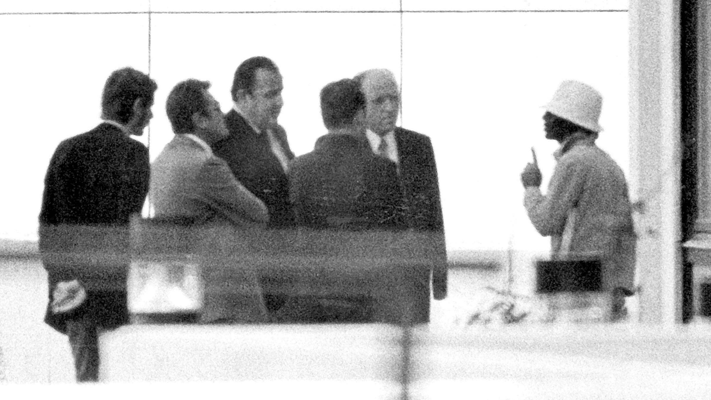 Ein Attentäter spricht mit Bundesinnenminister Hans-Dietrich Genscher.