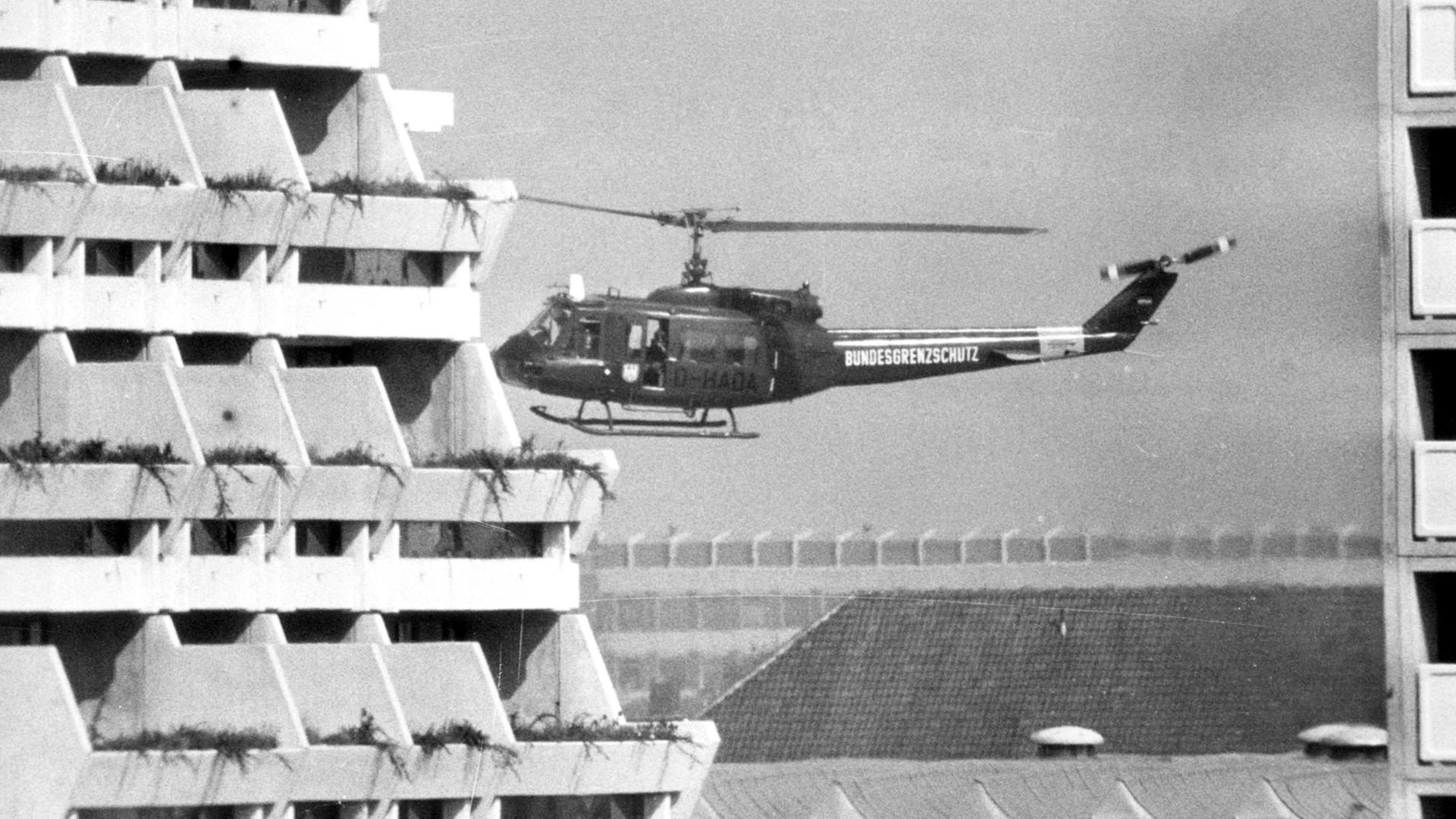 Ein deutscher Polizeihelikopter trifft im Olympischen Dorf ein.