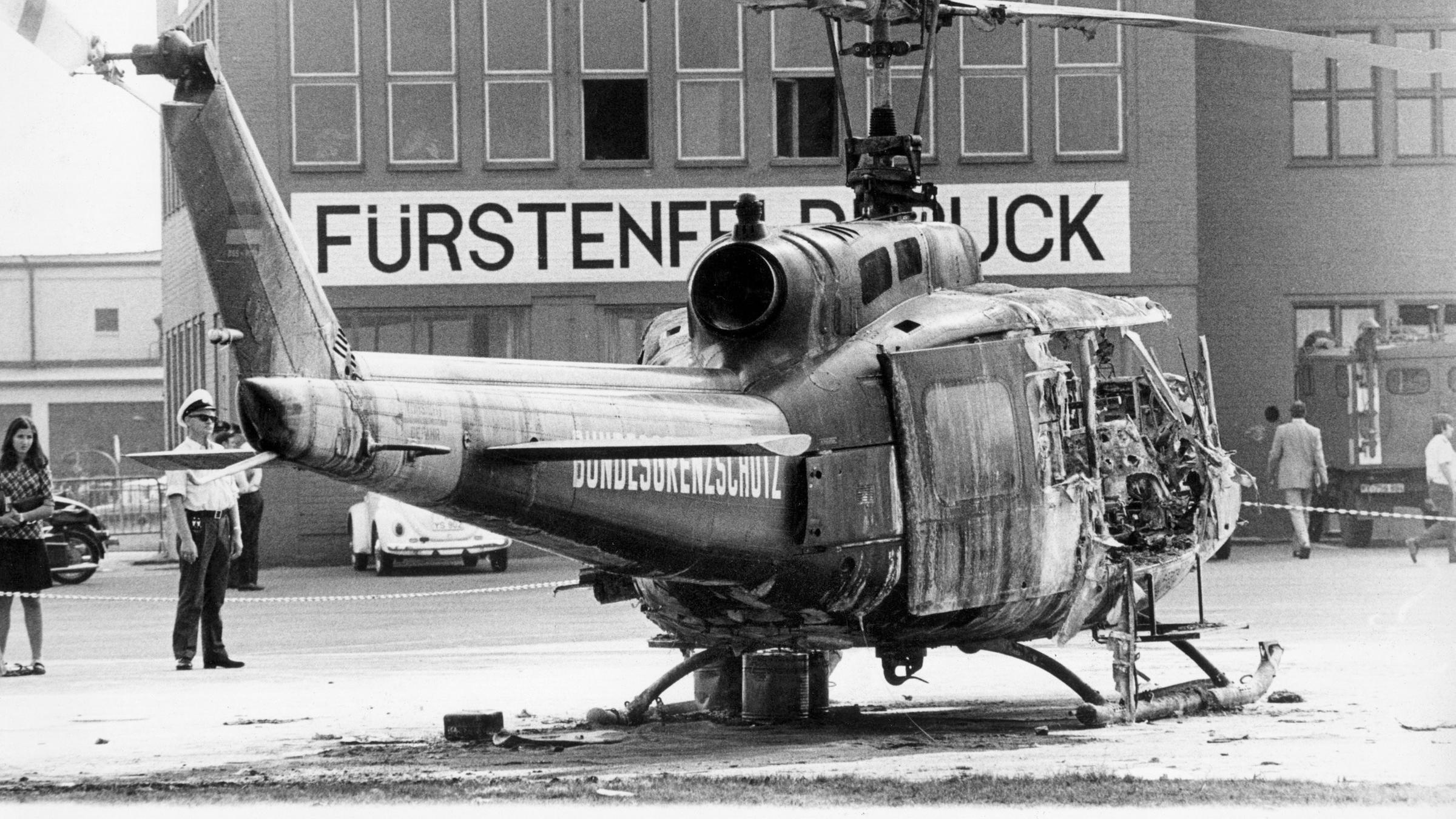Auf dem Militärflughafen Fürstenfeldbruck steht am 06.09.1972 das Wrack eines Hubschraubers vom Bundesgrenzschutz.