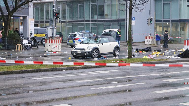 Absperrband mit einem Auto im Hintergrund