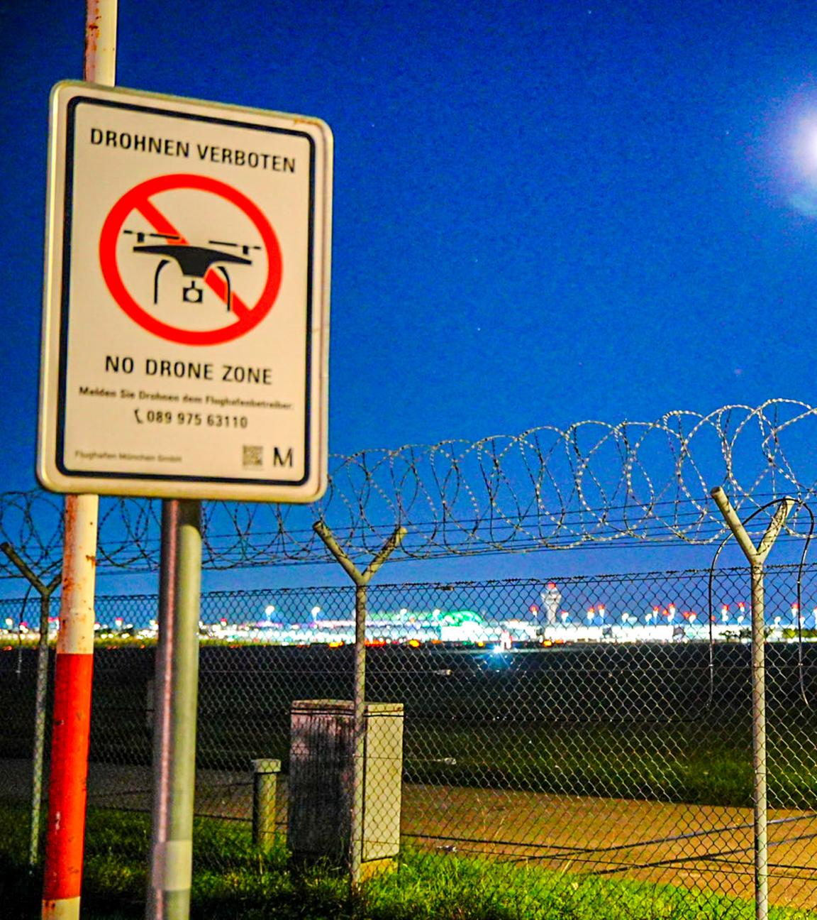 Ein Hinweisschild "Drohnen verboten" steht am Gelände des Flughafens München. 