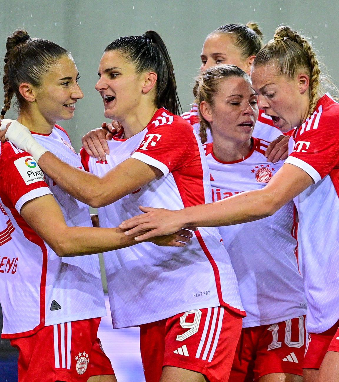 Die Spielerinnen des FC Bayern München jubeln über das Tor zum 1:0 beim Spiel gegen Duisburg am 12.11.2023.
