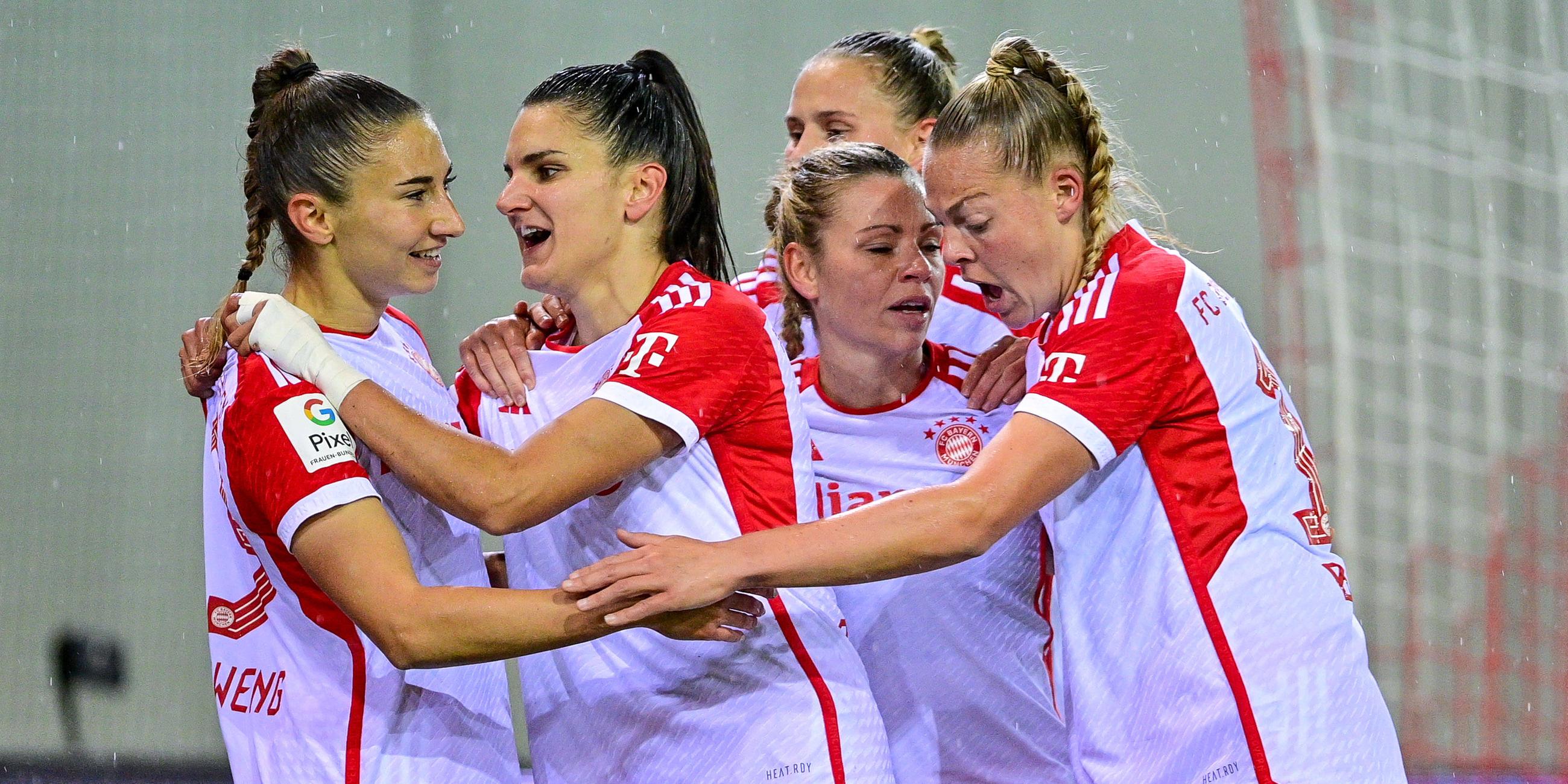 Die Spielerinnen des FC Bayern München jubeln über das Tor zum 1:0 beim Spiel gegen Duisburg am 12.11.2023.