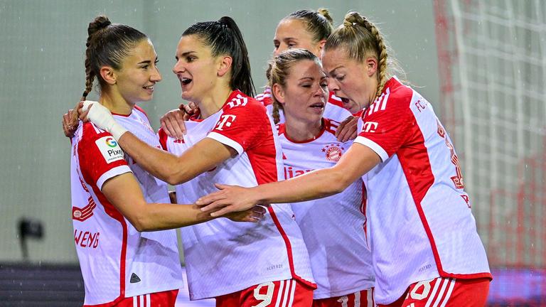 Die Spielerinnen des FC Bayern München jubeln über das Tor zum 1:0 beim Spiel gegen Duisburg am 12.11.2023.
