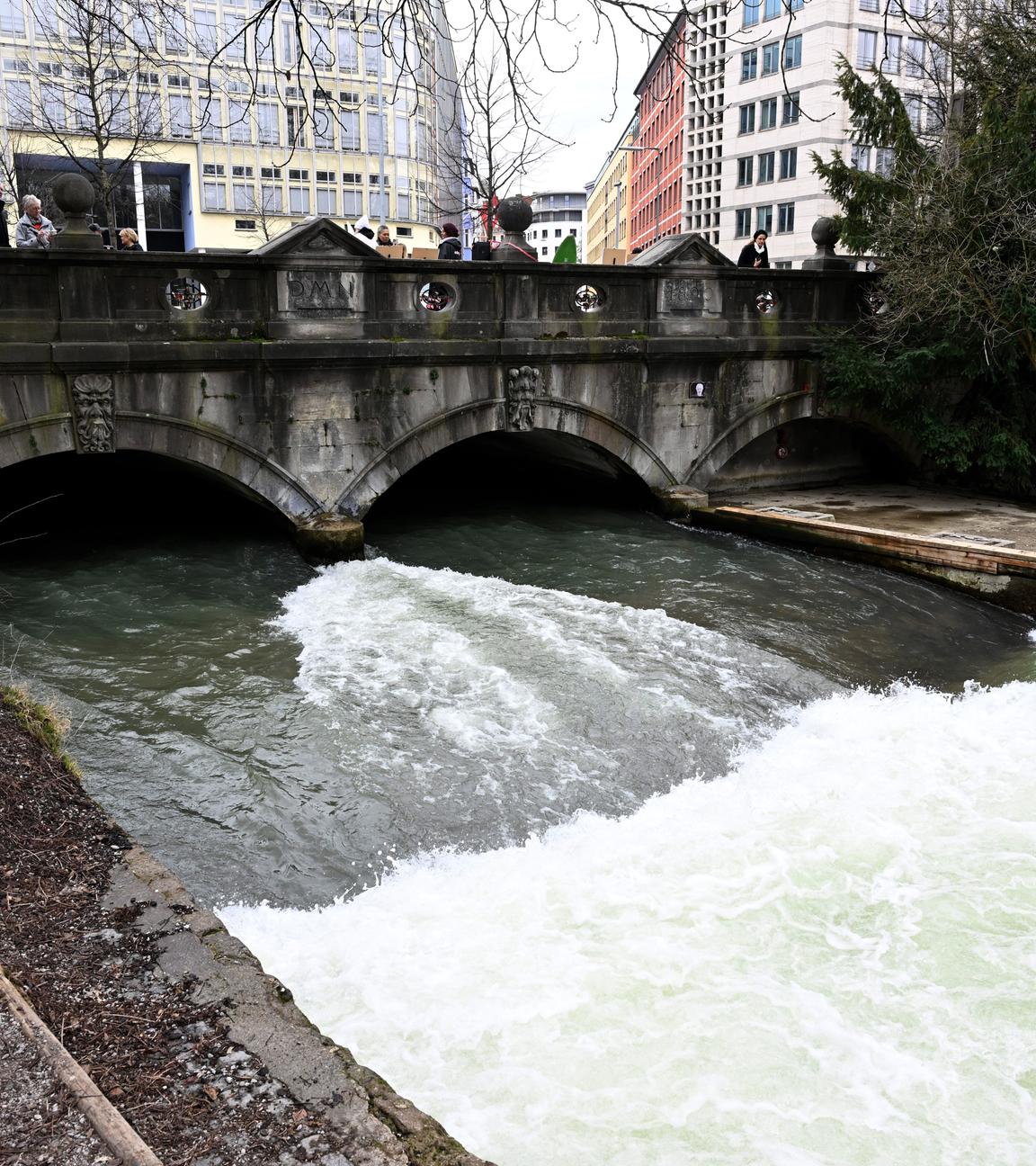 Die Eisbachwelle ist am Englischen Garten direkt neben dem Haus der Kunst. 