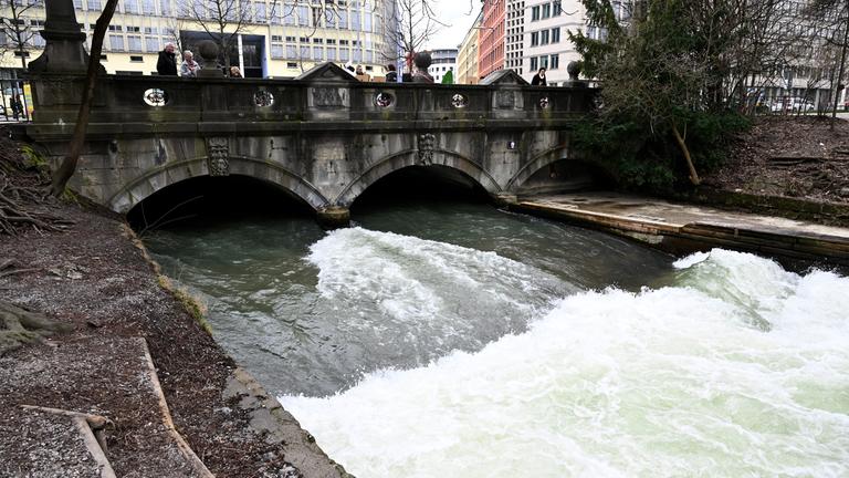 Die Eisbachwelle ist am Englischen Garten direkt neben dem Haus der Kunst. 