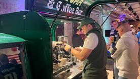 Un empleado prepara café en un tuk-tuk.