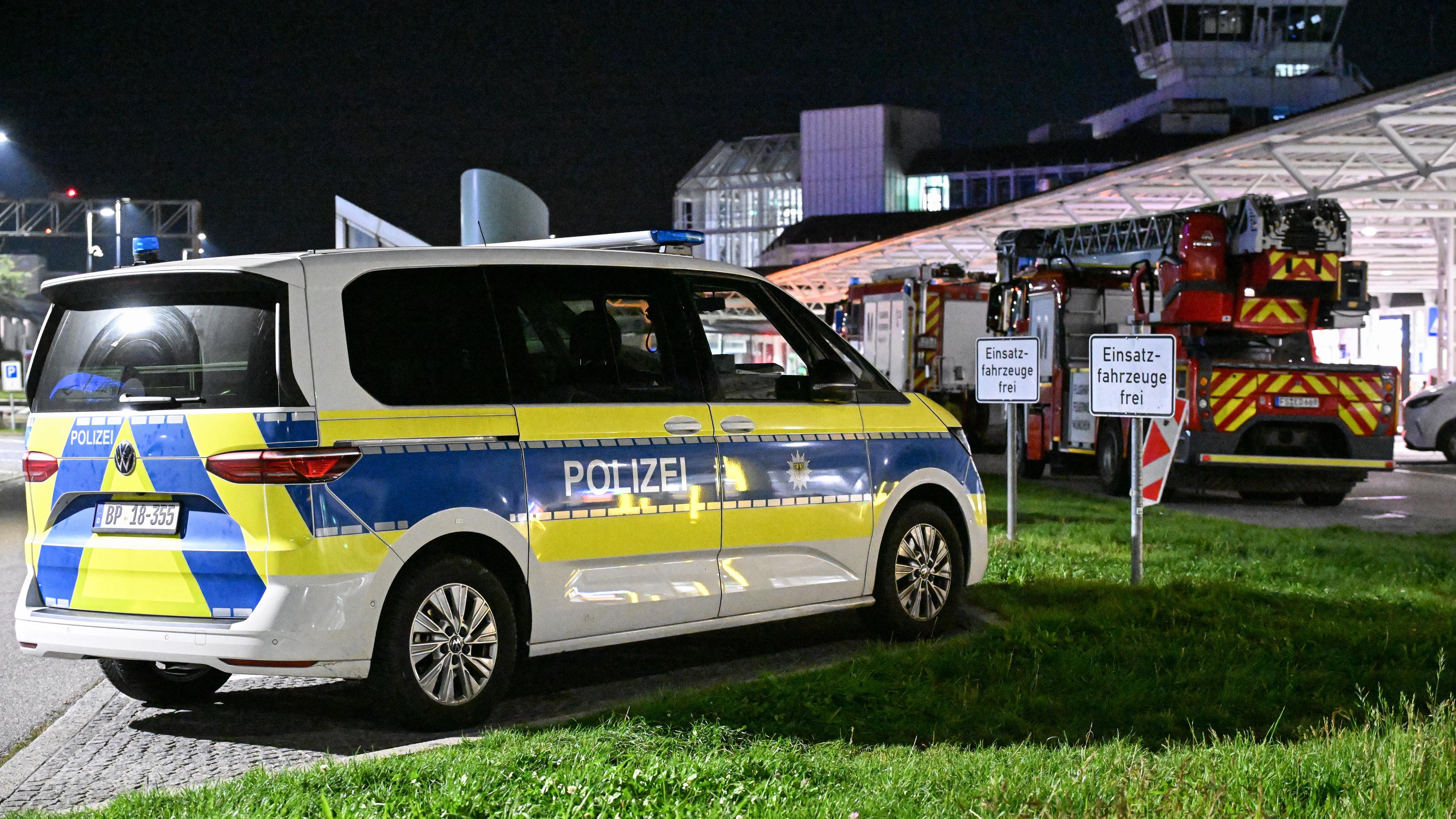 Polizei und Feuerwehr sind nach Drohnensichtungen und Flugausfällen am Flughafen München im Einsatz. Wegen Drohnensichtungen sind am Flughafen in München am Donnerstagabend rund 20 Flüge ausgefallen.