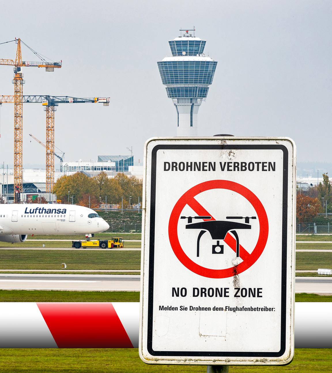 Ein Schild an einer Landebahn des Münchener Flughafens weist auf ein Drohnenverbot hin