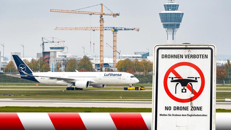 Ein Schild an einer Landebahn des Münchener Flughafens weist auf ein Drohnenverbot hin