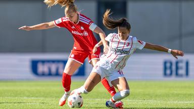 Bayern Münchens Verteidigerin Glódís Perla Viggósdóttir foult ihre Augsburger Gegenspielerin Selina Vobian im Zweikampf