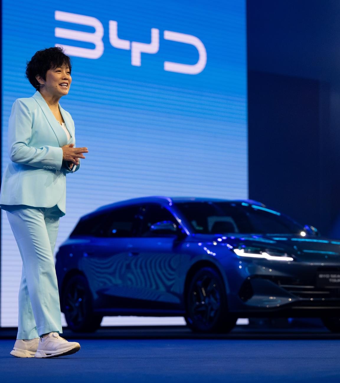 Stella Li, Vizepräsidentin von BYD, nimmt vor Beginn der Internationalen Automobil-Ausstellung (IAA Mobility) an einer Pressekonferenz teil.