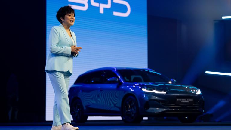 Stella Li, Vizepräsidentin von BYD, nimmt vor Beginn der Internationalen Automobil-Ausstellung (IAA Mobility) an einer Pressekonferenz teil.
