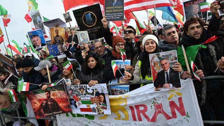 Menschen demonstrieren bei einer Demonstration auf der Theresienwiese.