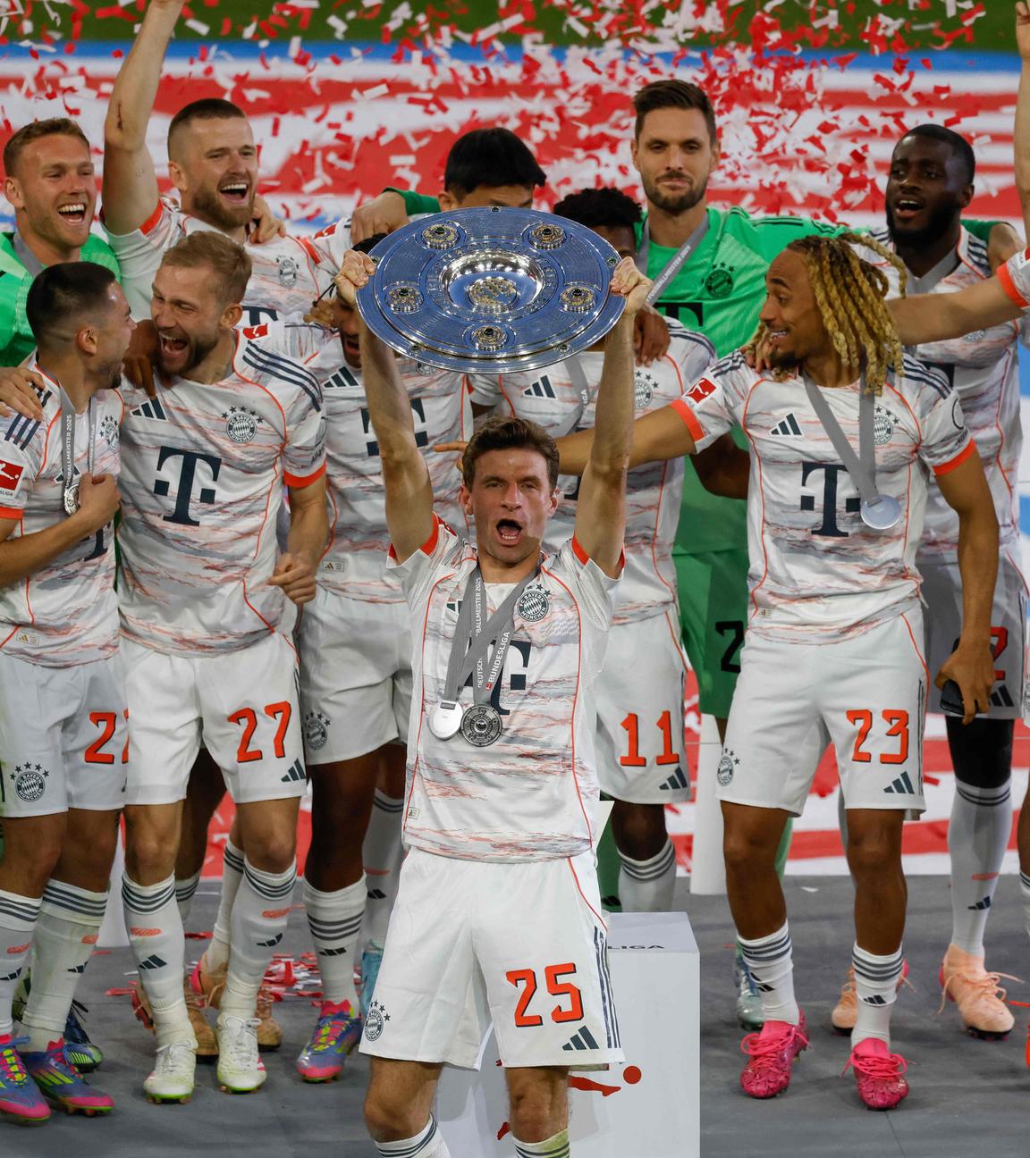 München Spieler jubeln mit Meisterschale am 10.05.2025.