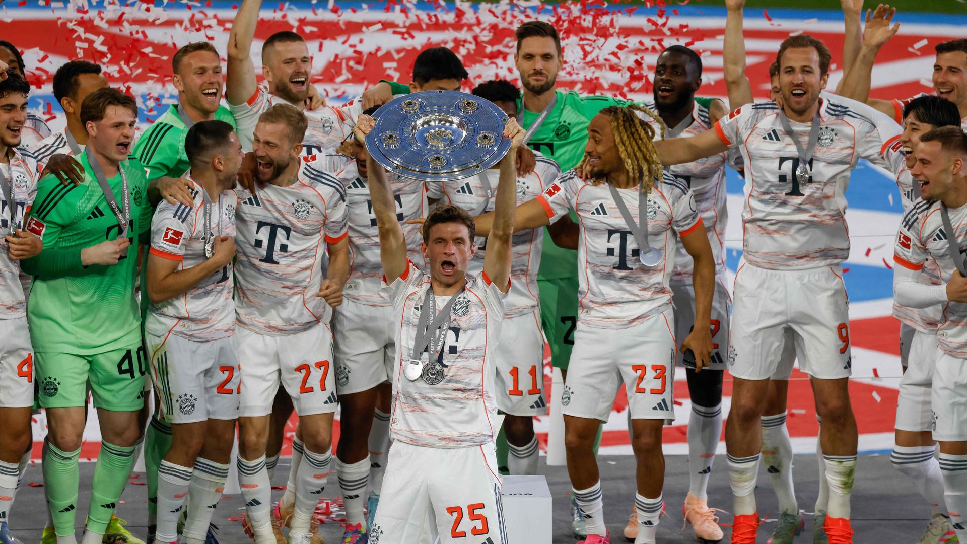 München Spieler jubeln mit Meisterschale am 10.05.2025.