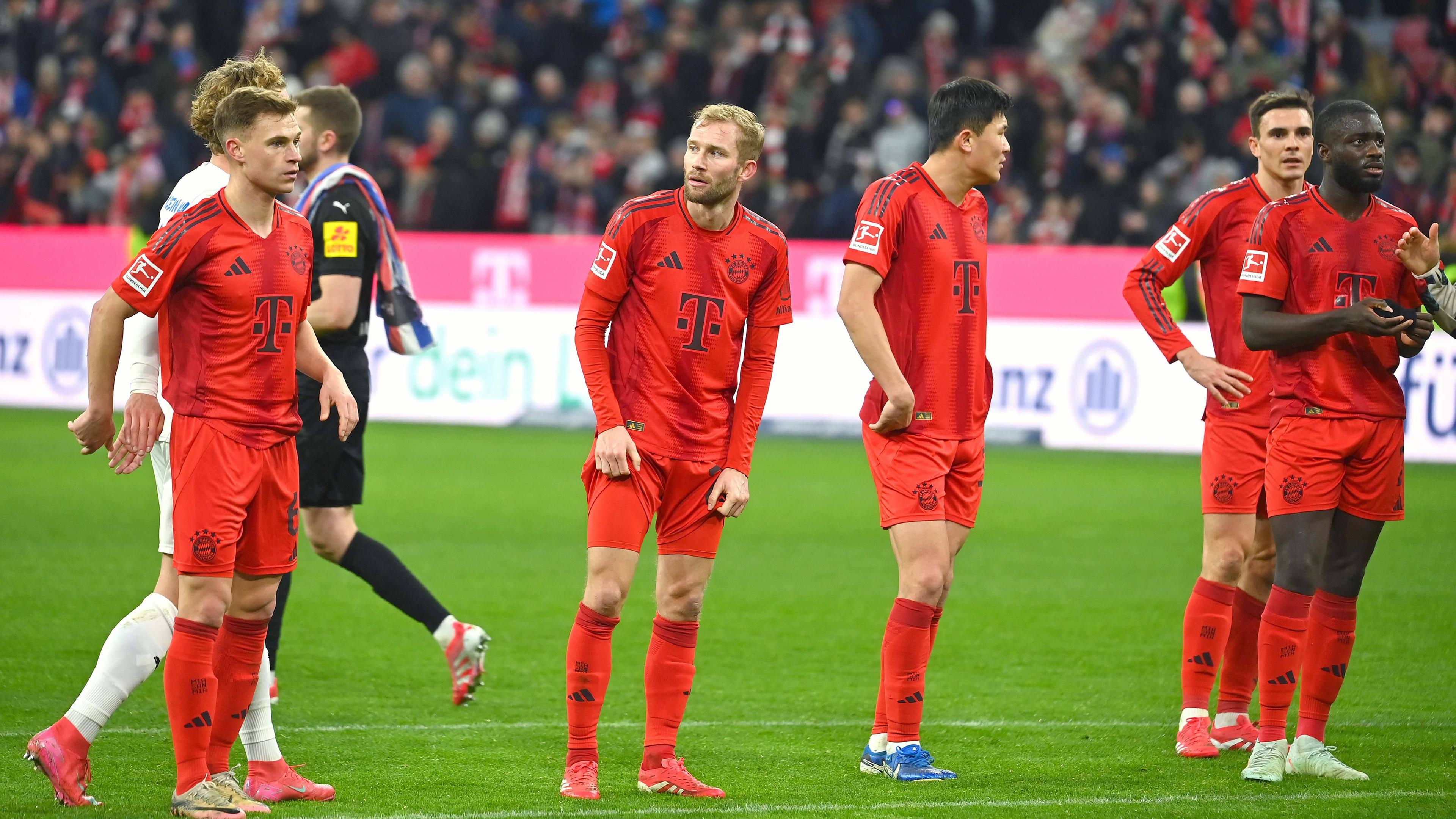 von links: Joshua Kimmich, Konrad Laimer, Minjae Kim, Joao Palhinha und Dayot Upamecano nach Spielende.