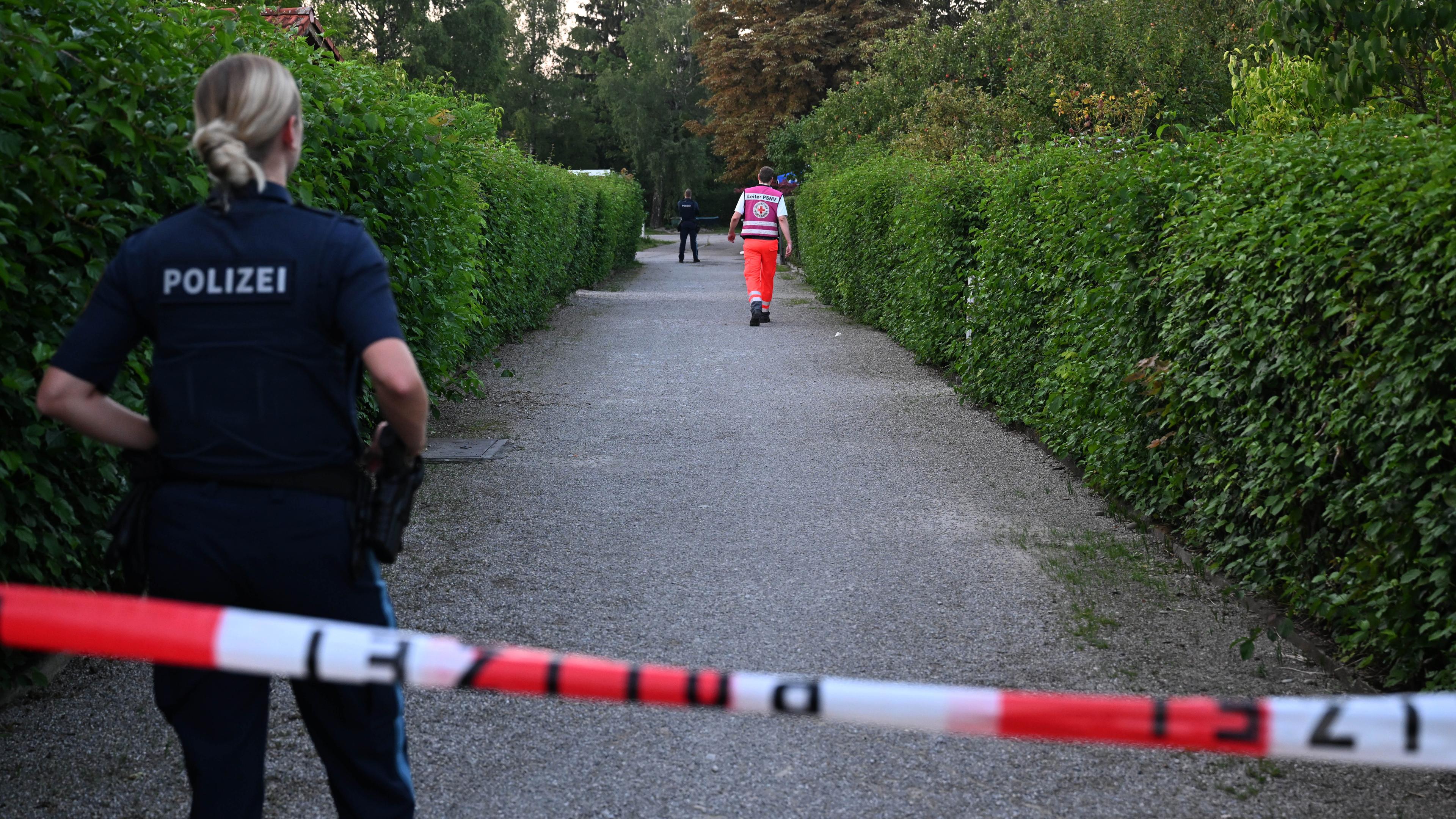 Polizisten und Sanitäter im Einsatz in einer Kleingartenanlage in München
