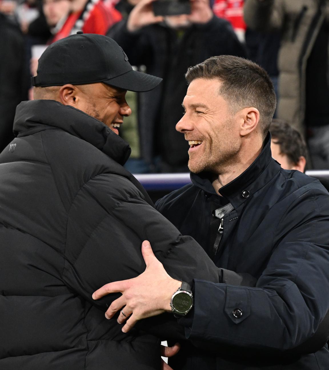 Münchens Trainer Vincent Kompany und Leverkusens Trainer Xabi Alonso begrüßen sich vor dem Spiel.
