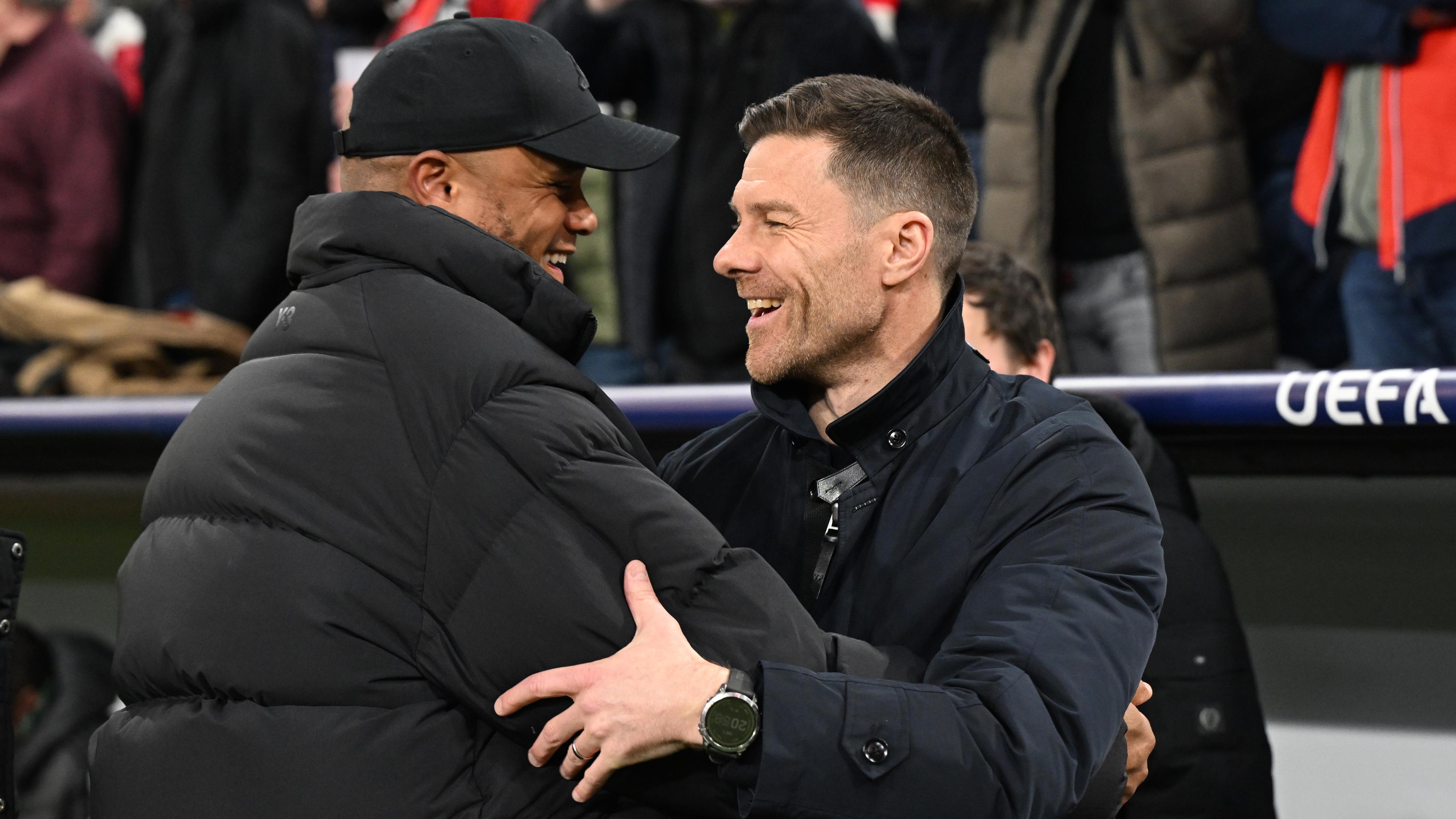 Münchens Trainer Vincent Kompany und Leverkusens Trainer Xabi Alonso begrüßen sich vor dem Spiel.