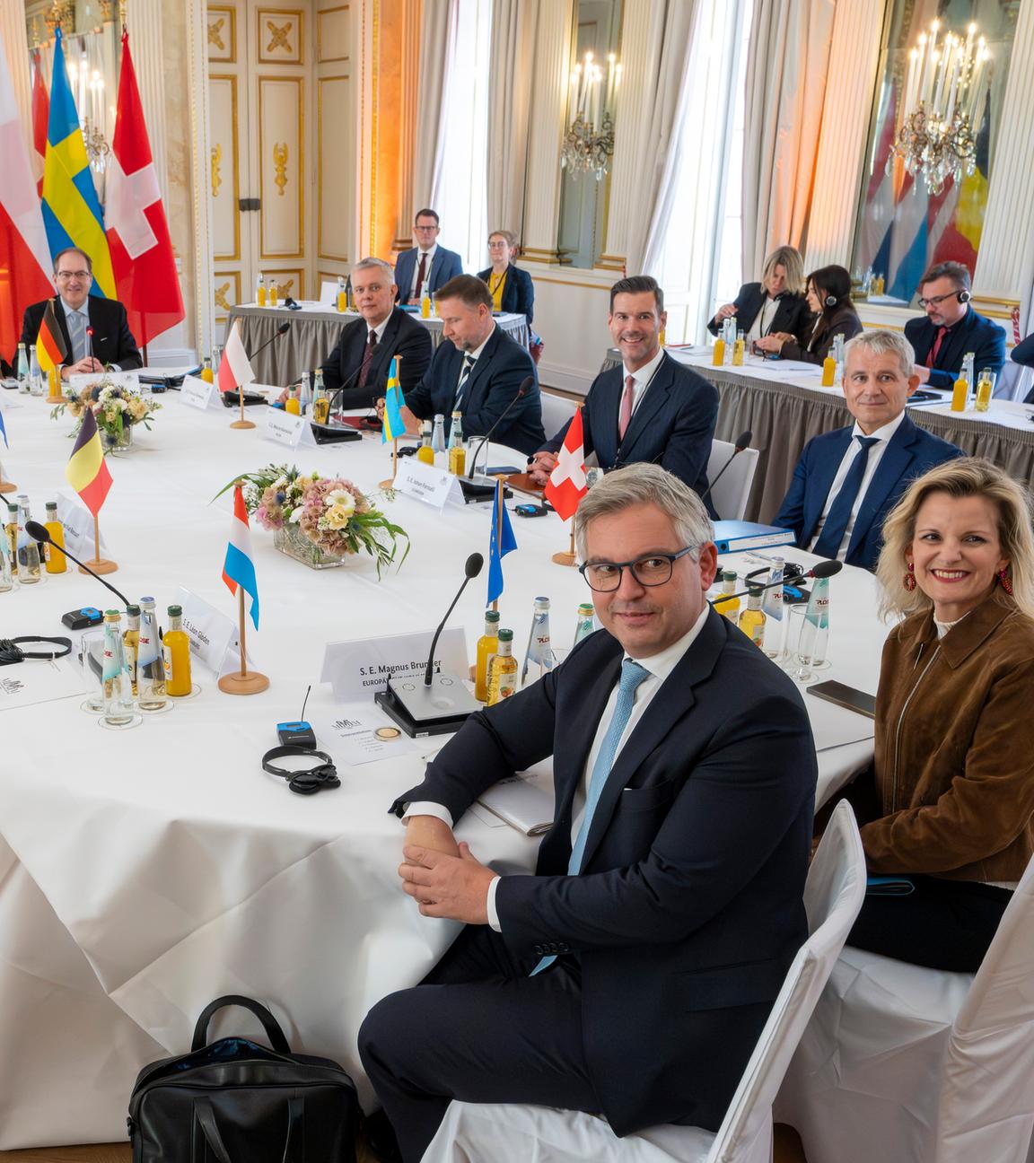 Alexander Dobrindt (Mitte oben, CSU), Bundesinnenminister, sitzt mit den Innenministern aus Polen, Italien, Luxemburg, Schweiz, Dänemark, Schweden, Belgien und den Niederlanden und dem EU-Kommissar für Migration, Magnus Brunner (vorne)(ÖVP) zum Migrationstreffen "Munich Migration Meeting" zusammen. Es soll um Verschärfungen der Migrationspolitik gehen, auch einen Austausch zu Drohnen hatte Dobrindt angekündigt. Eine Abschlusserklärung ist nicht vorgesehen.